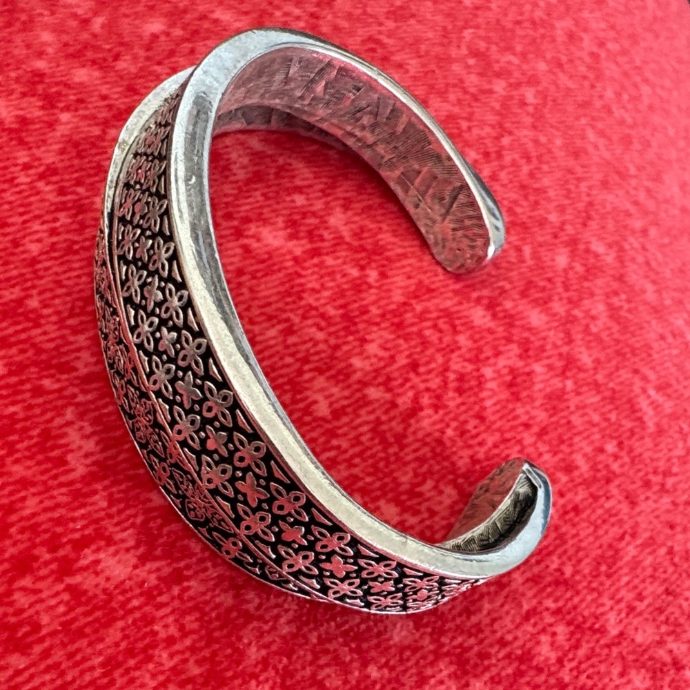 Elegant Premier Designs Silver tone and Black Cuff Bracelet - Picture 2 of 3